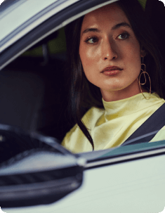 Mulher olhando por um carro